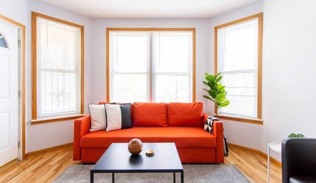 1F - ❤️ Trendy 2BR Apartment in Logan Square!