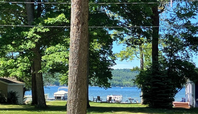 2-BDRM Honor townhome w/shared lake access & AC, pet friendly, newly remodeled