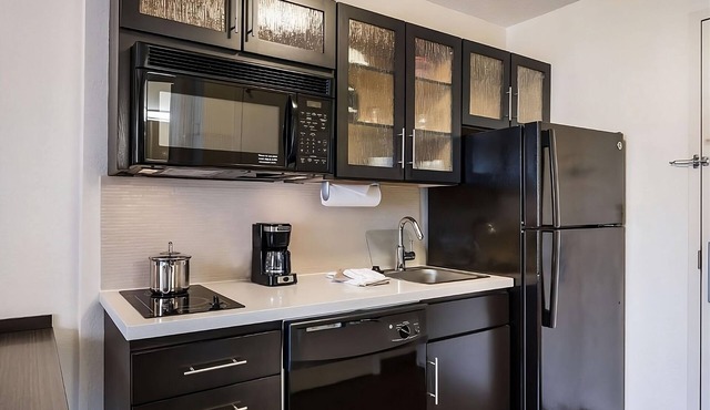 2 Comfortable Suites – 2 Miles from Lake County Fairgrounds Events