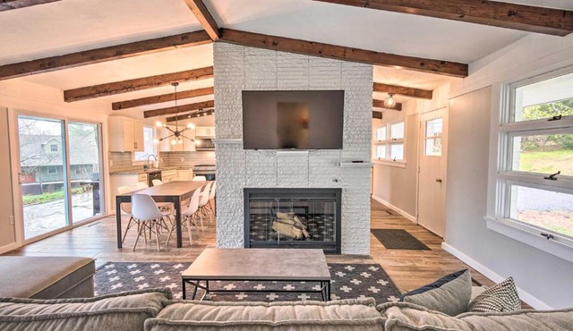 2 Mi to Lake Winnipesaukee! Group Hideaway