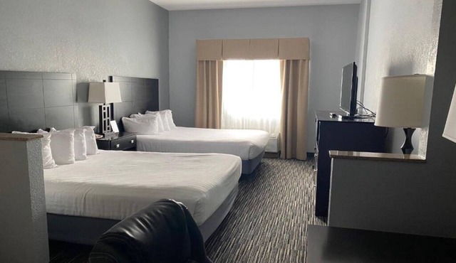 2 Units w/2 Queen Beds | Free Breakfast | Direct Pool & Lake Access | Near Park