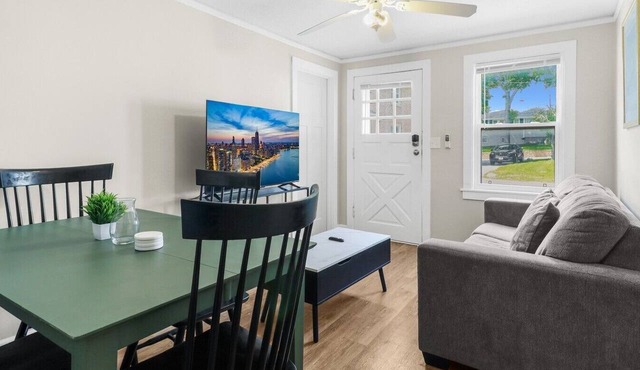 3 Bed Home in DT Highwood - 2 stops to Navy Base!