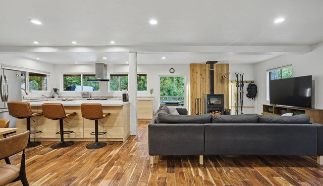 3BR Modern Cabin, Dogs, Hot Tub, Arcade, Mt Hood, Sandy River neighborhood
