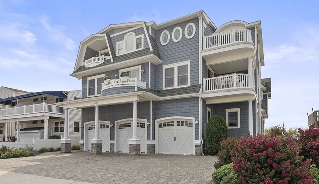 4 BR, 3 BA Luxury Bayfront Home with 4 Decks and an Elevator