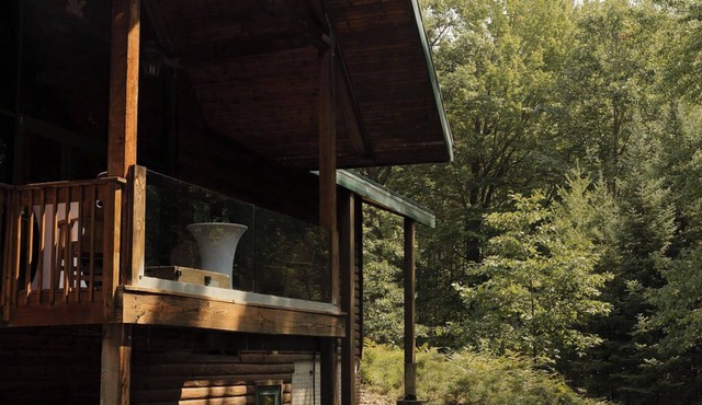 9-bedroom log chalet with peaceful private lake access