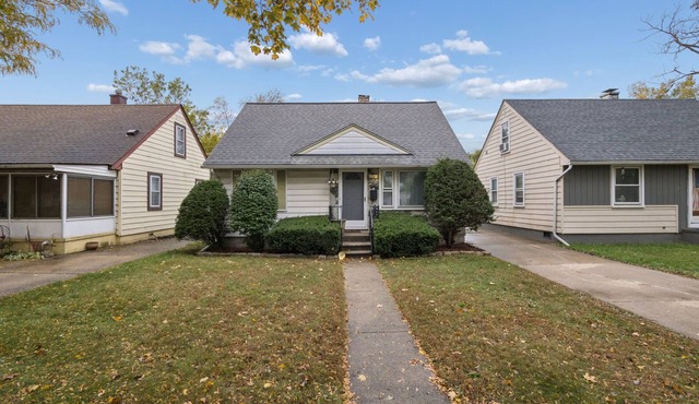 Airport Getaway -2BR near Detroit sports & events 20 min from Downtown A2