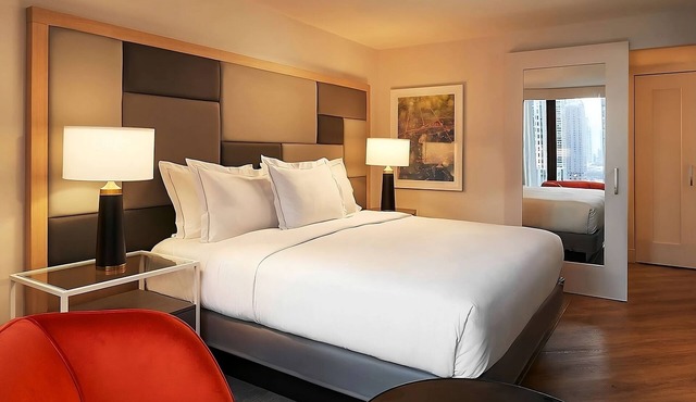 Always a Great Idea To Unwind! Parking, Onsite Pool, Close to Navy Pier