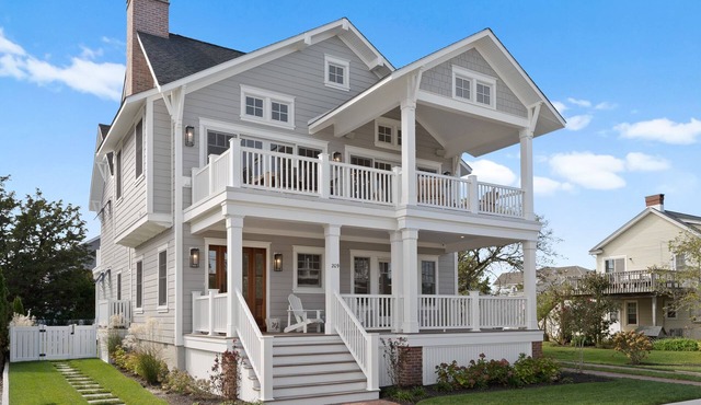 Amazing 6 Bedroom 5.2 Bath Home!
