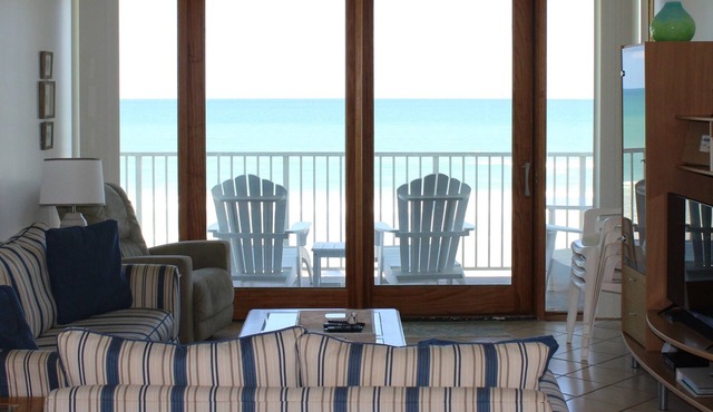 Amazing Direct Oceanfront Condo. Steps to the Bch and Heated Pool. Gated complex