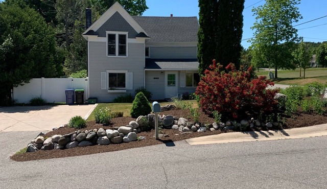 Ann Street Cottage. 10 minute drive to skiing, 10 minute walk to downtown