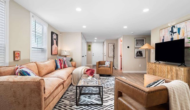 Arts District - Walk to Restaurants, Bars-Sleeps 8