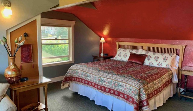 Ashland's Premier Eco-B&B: King Bed Suite with Mountain Views (Aerie)
