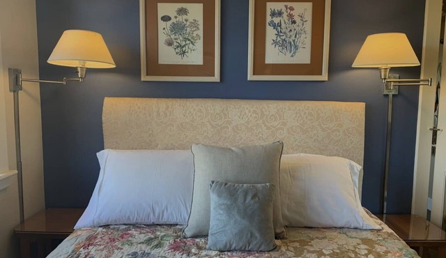 Ashland's Premier Eco-B&B: Queen Bed Suite with Mountain Views (Fleur)