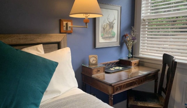 Ashland's Premier Eco-B&B: Dog-friendly Queen Bed Room with Separate Entrance (Pertelote)