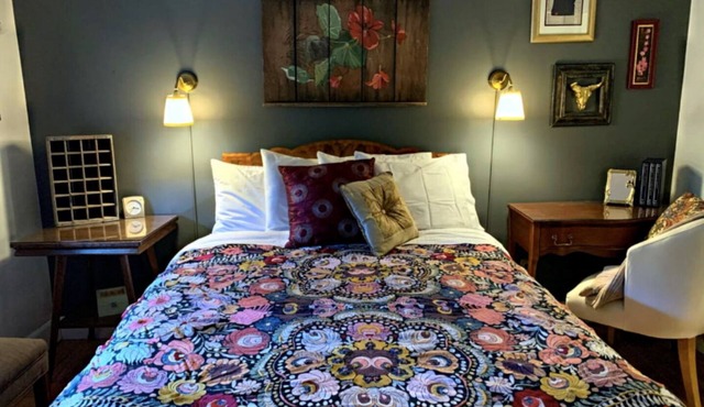 Ashland's Premier Eco-B&B: Dog-friendly Queen Bed Room with Separate Entrance (Rosette)
