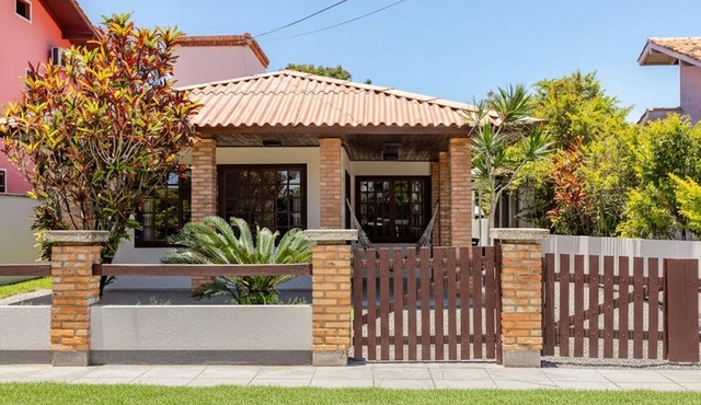 Authentic Beach House · 3 Bedrooms · 2 Bathrooms · Sleeps 8 in Florianópolis