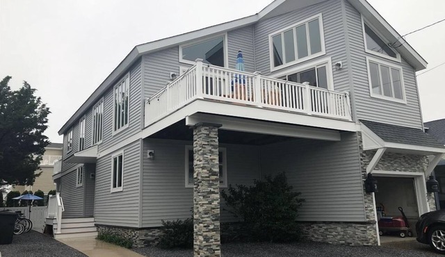 Avalon-style upside down home located just two houses from Avalon Avenue