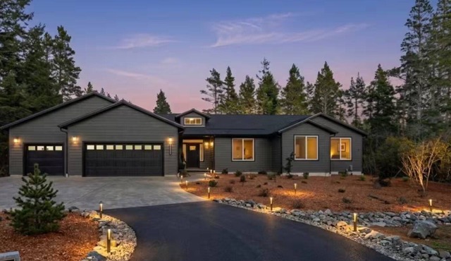 Bandon's Trail House, 2 minutes to Bandon Dunes Golf Resort, Hot Tub, Fire Pit