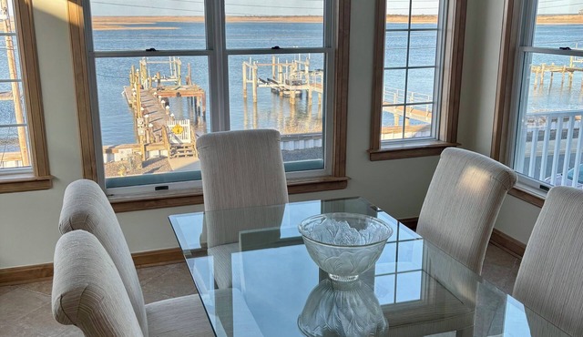 Bay front house & boat dock, walk to the beach. Beautiful Sunrises!