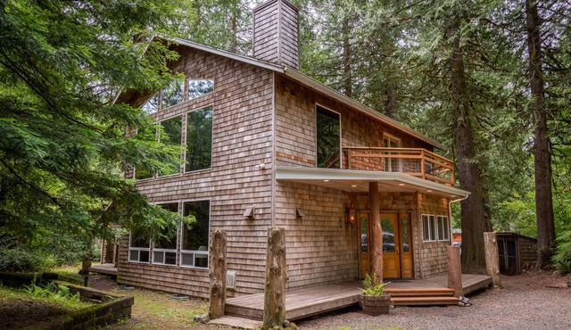 Beautiful custom home, 3 bedrooms, 3 bath, hot tub, pet friendly !