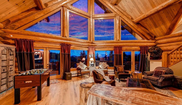 Beautiful mountain getaway. Denver, Red Rocks, SKI Sleeps 6 adults + 6 kids