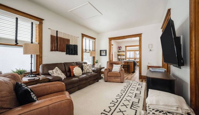 Bella Adele: Family & Pet Retreat Near Lake + DT