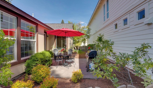 Bend Home: Office, Garage, Parks, Seasonal Pool!