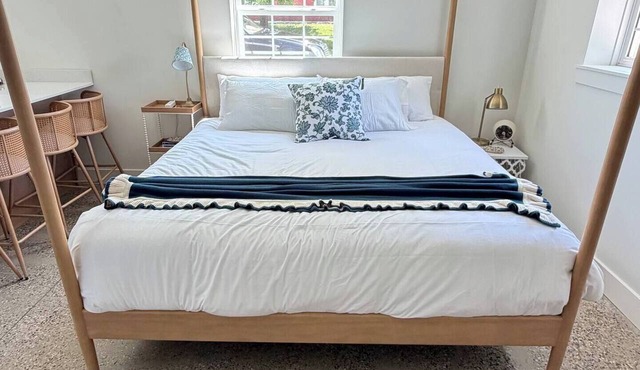 Benji:Renovated Studio: Sleeps 2 walk to Town