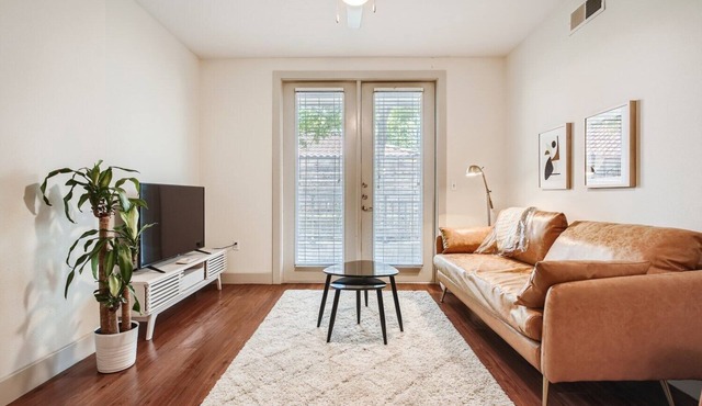 Bindel: 1 Bedroom in East Austin, Highly Walkable, Rooftop Views, Pet Friendly!