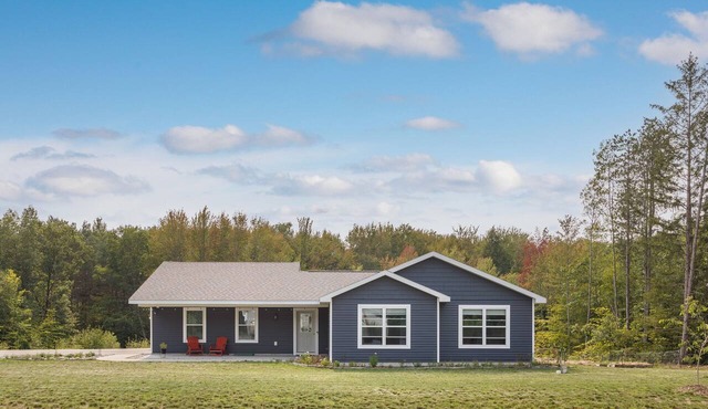 Blissful Betsie - Private Hot Tub and Pet Friendly Fenced Yard in Interlochen