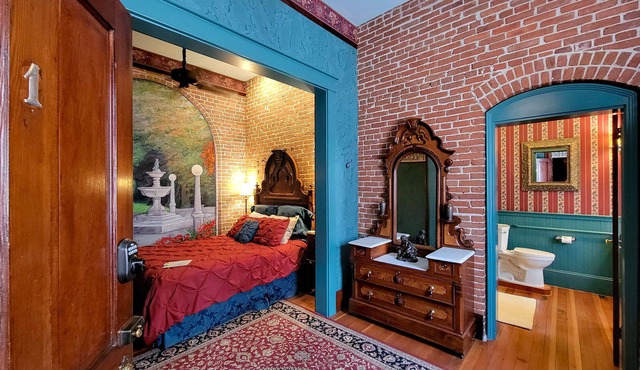 BookStayHop - Peerless Hotel ~ Guest Room 1 ~ Downtown Ashland