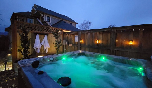BookStayHop - RedTail McCall Suite~ Hot Tub and Convienent Tesla Station