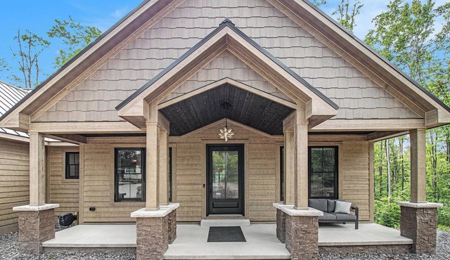 BOYNE MOUNTAIN LUXURY HOME/SKI/GOLF/HOT TUB/