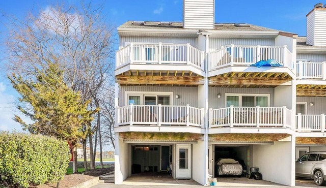 Bright 4BR Townhome w/Balcony | Near the Ocean!