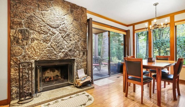 Bright and sunny Salmon River Condo, Fireplace, BBQ, Dog-Friendly