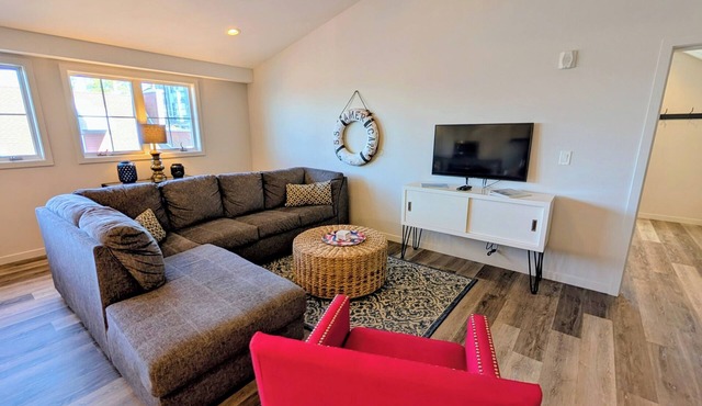 Bright & modern 1-bedroom condo in downtown Coupeville