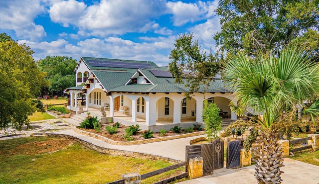 Casa Blanca Main House, Riverview, 10 Beds, Group-Friendly