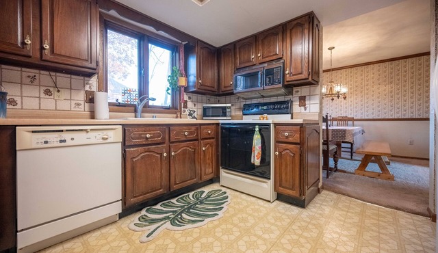 Casa del Pavo Real – Charming 4 BDR, Walk to Lake Shore, 5 Min to Town!