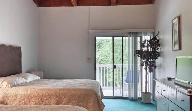 Cedar Lodge Room 2 Queen Beds & Private Balcony