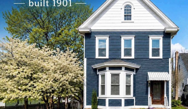 Center House 1901 | Walk to Broadway | Parking
