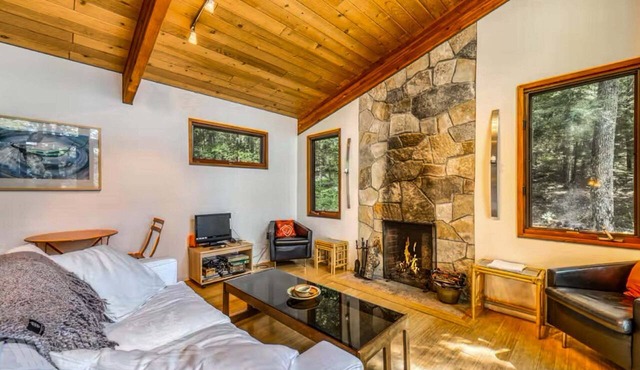 Charming 1-bedroom Lily Pad in Edgecomb, ME, with waterfront views and outdoor grill.