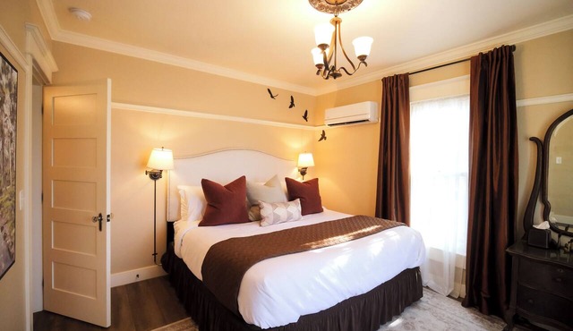 Charming 1 BR Orliena Suite in historic downtown Ashland, OR. Walk to the Oregon Shakespeare Festival, shops, and dining. Features a kitchenette, plush queen bed, and shared hot tub access. Dog friendly!