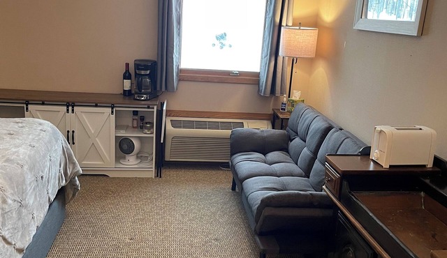 Charming 1 Room condo at the base of Schuss Mountain. Ski in Ski out.