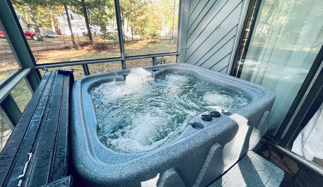 Charming 2-bedroom cottage in welcoming Houghton Lake with Hot Tub, AC, WiFi