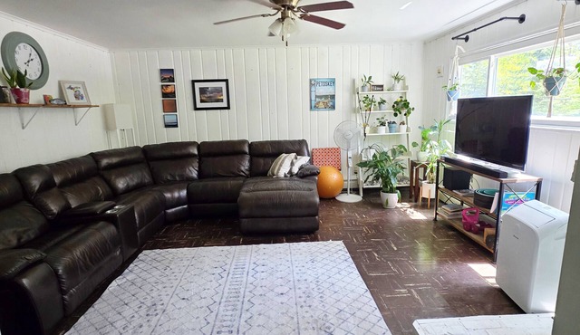 Charming garden cottage on the bike path with Scenic backyard in Harbor Springs
