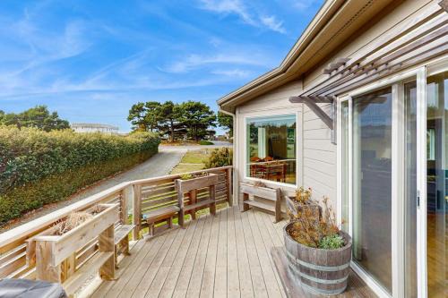 Charming home with WiFi deck & grill - 1 block to the beach
