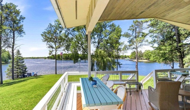 Charming Lake Camelot Family Retreat