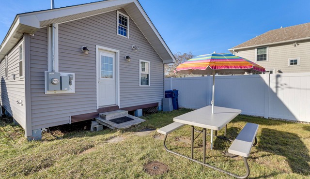 Charming Old Lyme Cottage, Steps to Private Beach!