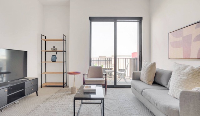 Charming Santana Row 1BR w/Gym & Pool, 10 mins to Target, by Blueground