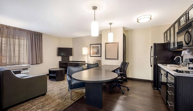 Charming Suites w/BBQ & Full Kitchen – Ideal Home Comfort for Your Stay